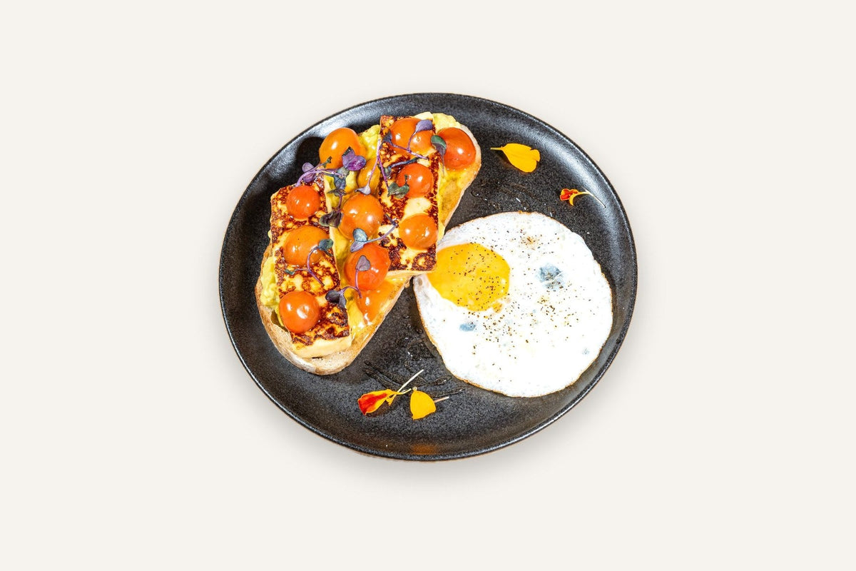 Tostada de aguacate del brunch de Café Namazzi en Laureles